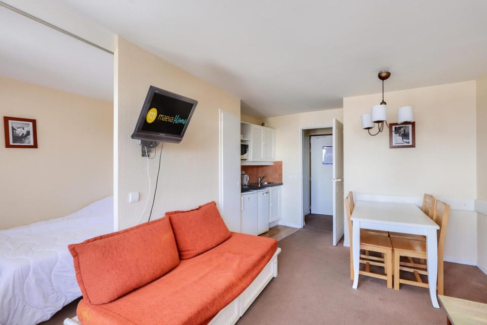Bed, Living room