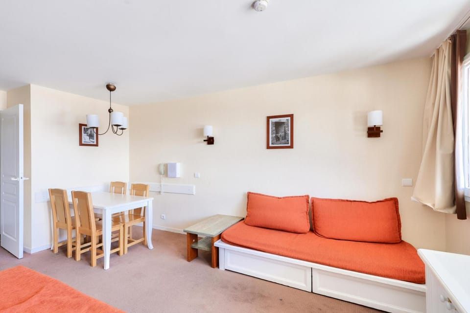 Bed, Living room, kitchen