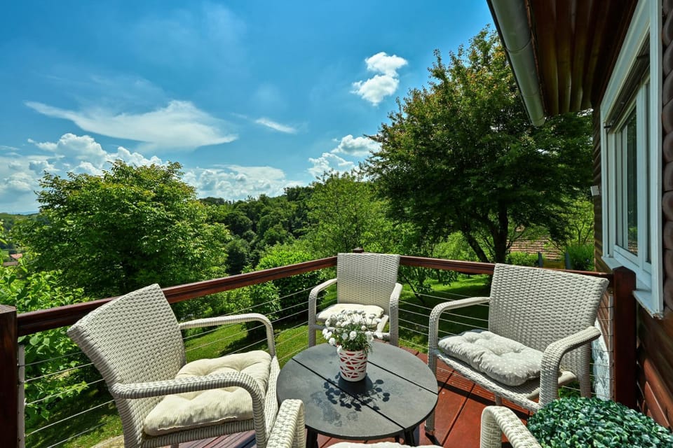 Spring, Day, Natural landscape, Garden, View (from property/room), Balcony/Terrace, Balcony/Terrace, Seating area, Garden view