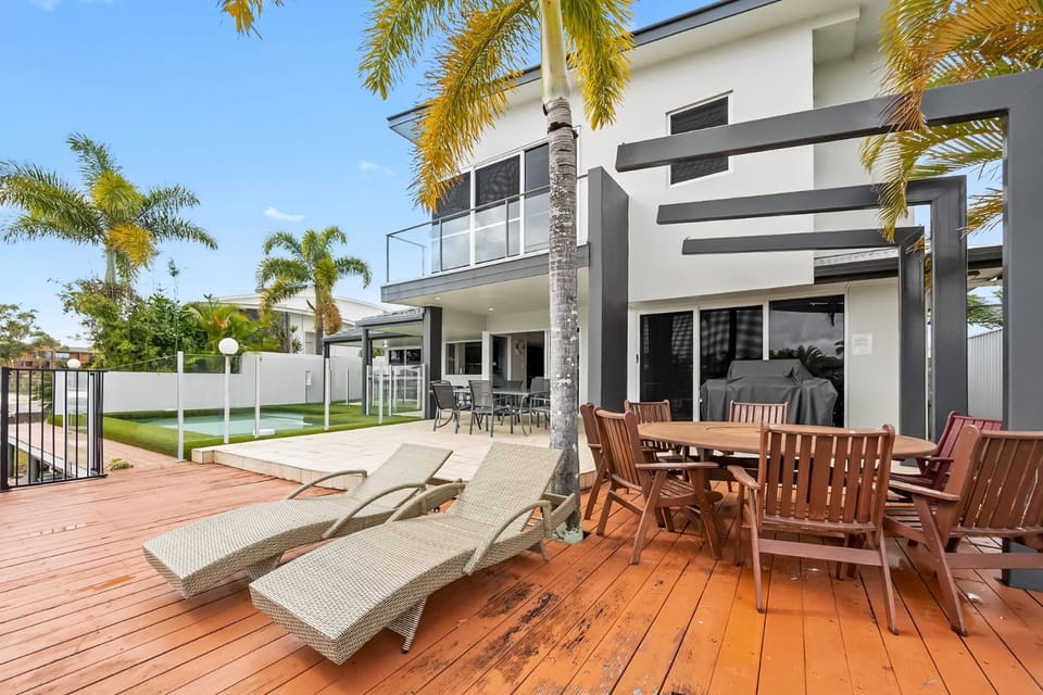 Remarkable Six Bedroom Waterfront Home! Perfect for the extended family House in Sunshine Coast