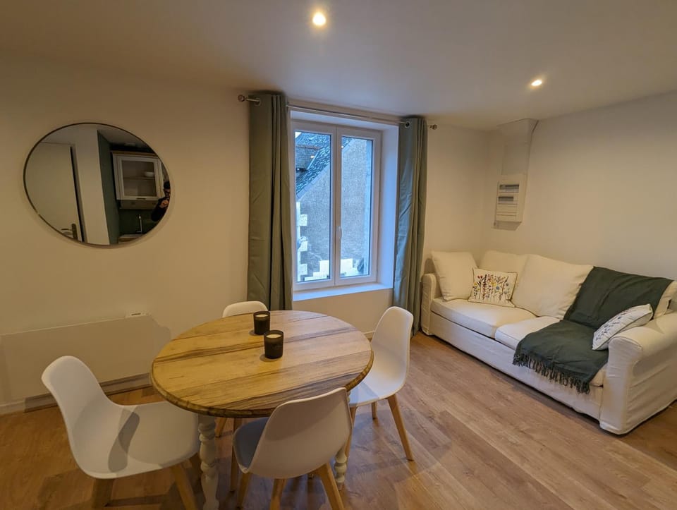 Bed, TV and multimedia, Living room, Seating area