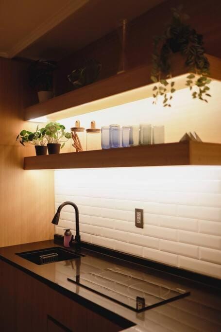 Coffee/tea facilities, Kitchen or kitchenette, stove