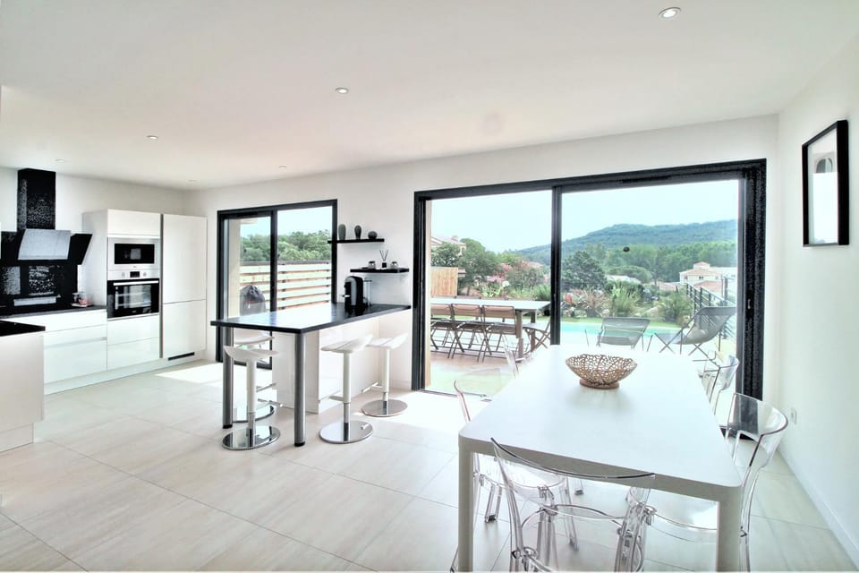Kitchen or kitchenette, Dining area, Mountain view