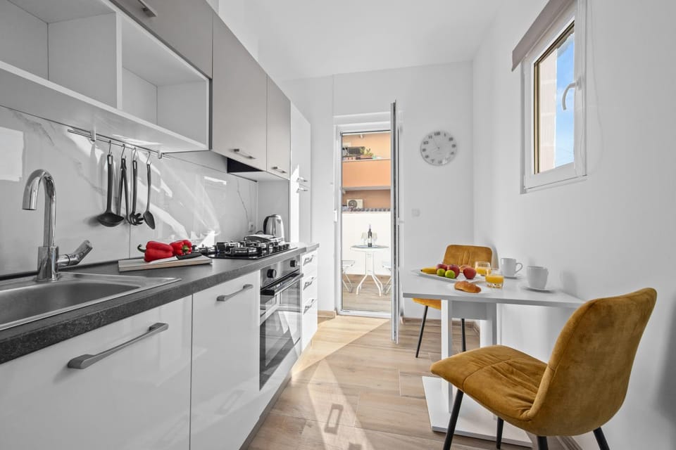 Dining area, dishwasher, pet friendly, stove