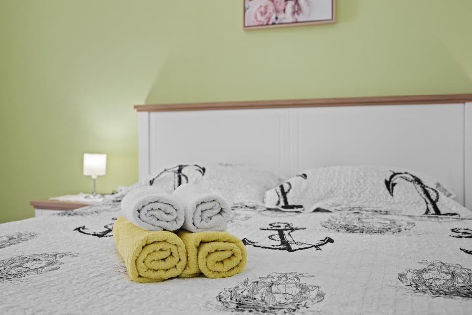 Bed, Bedroom, towels