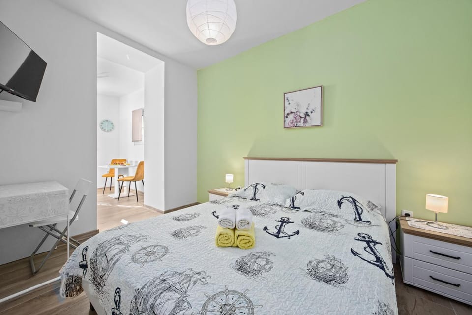Bed, Bedroom, towels