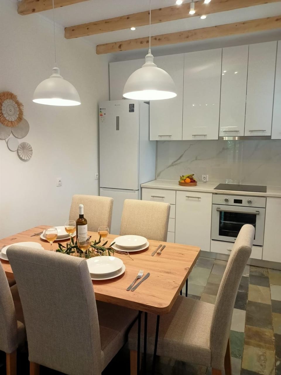 Kitchen or kitchenette, Dining area