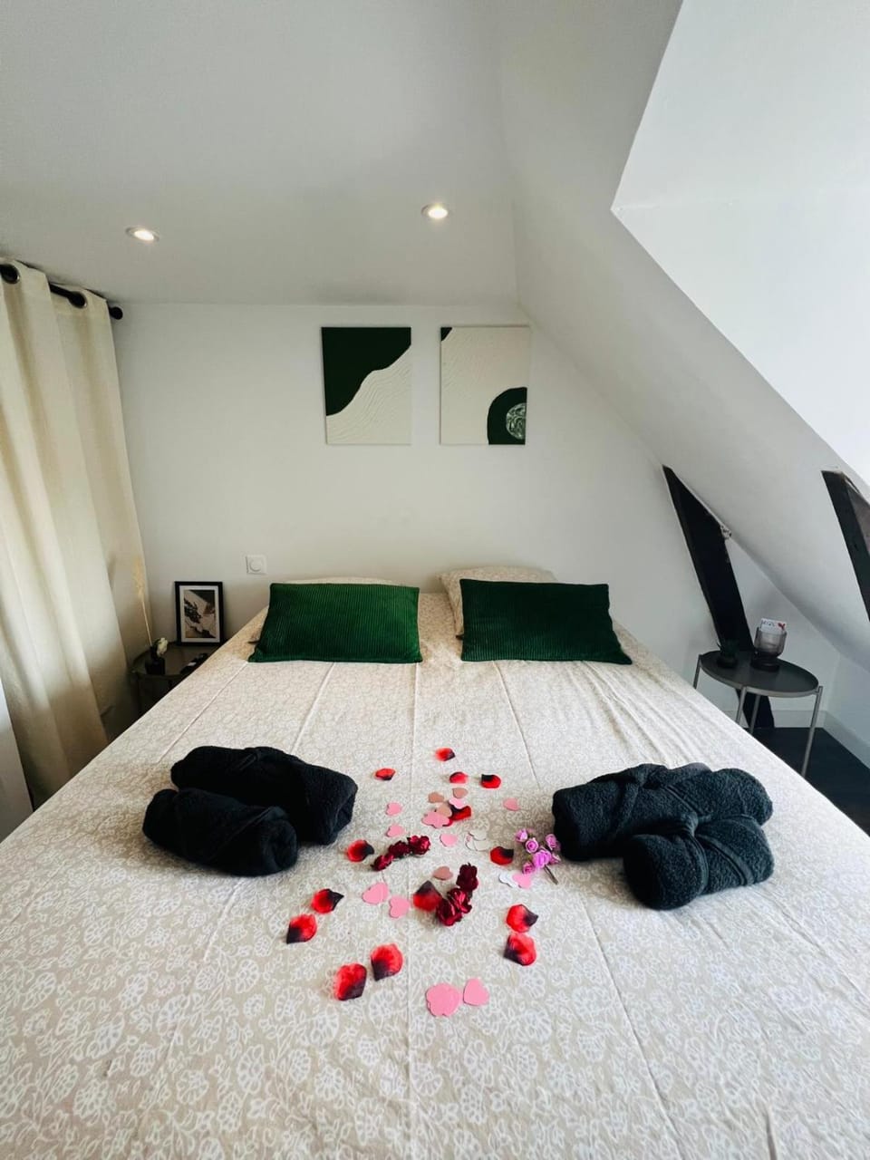 Bed, Photo of the whole room, Bedroom
