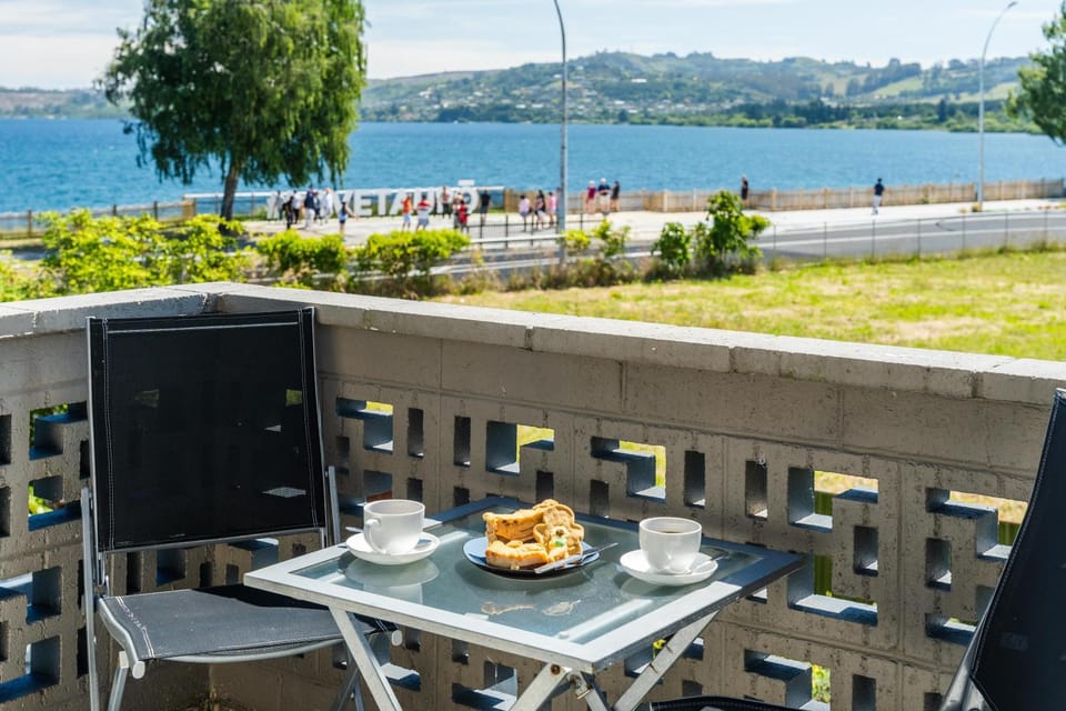 Balcony/Terrace, Dining area, Lake view, Mountain view
