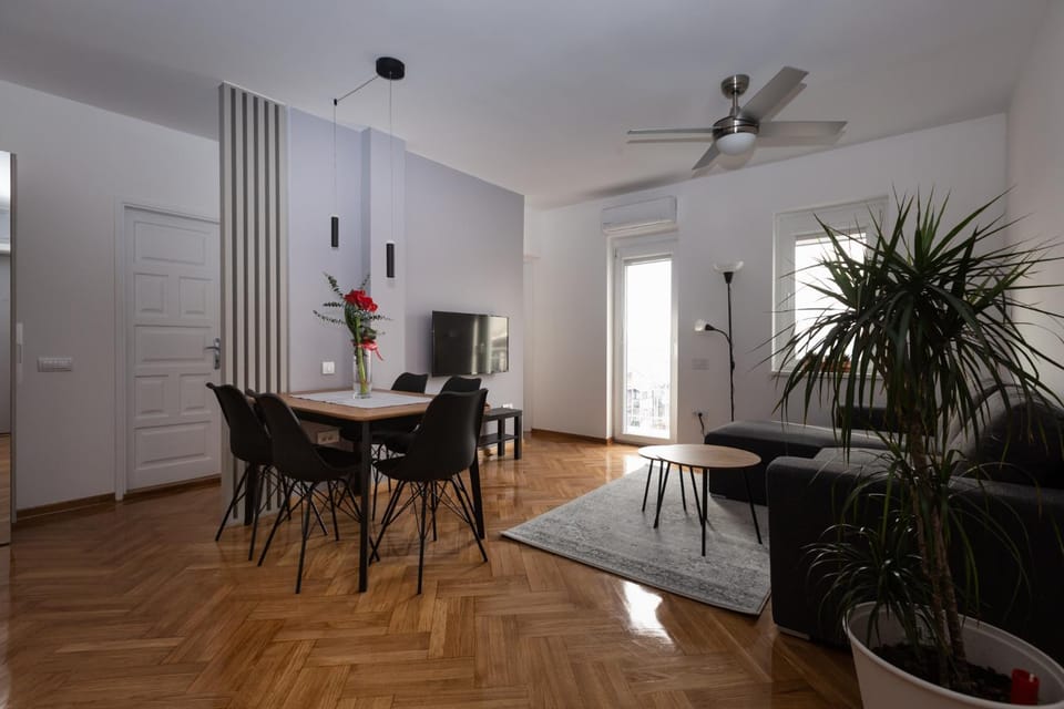 Living room, Seating area, Dining area, fireplace