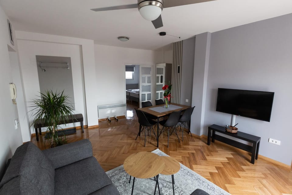 TV and multimedia, Living room, Seating area, Dining area