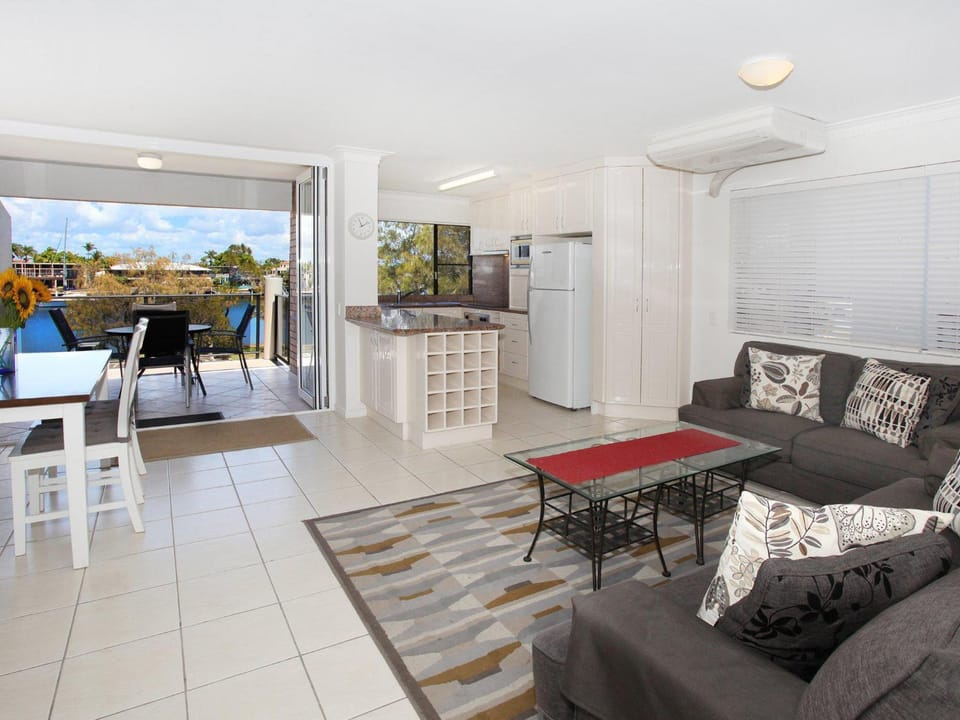 Balcony/Terrace, Kitchen or kitchenette, Living room, Seating area, Dining area, River view