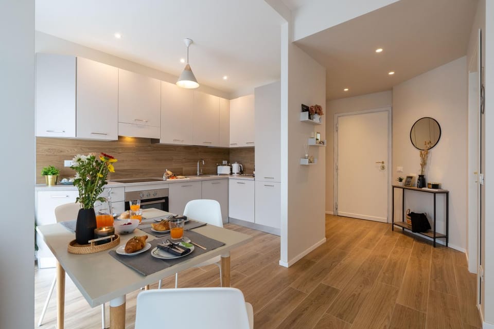 Kitchen or kitchenette, Dining area, pet friendly, stove, toaster, laundry, washing machine