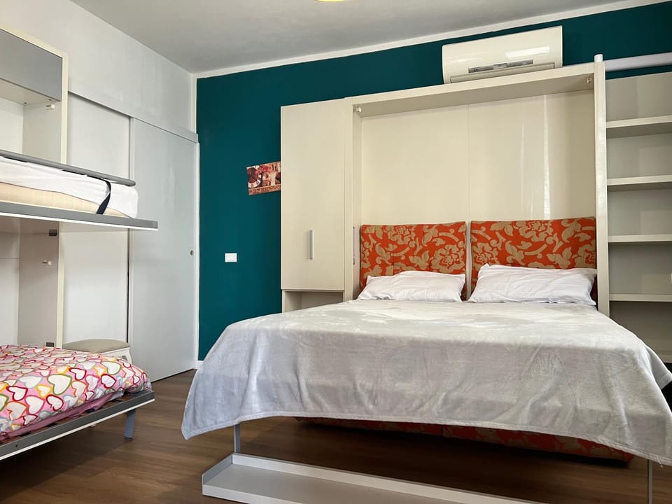 Bedroom, bunk bed