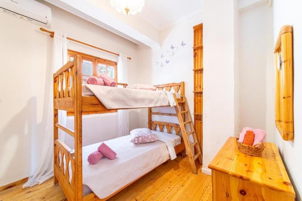 Photo of the whole room, bunk bed