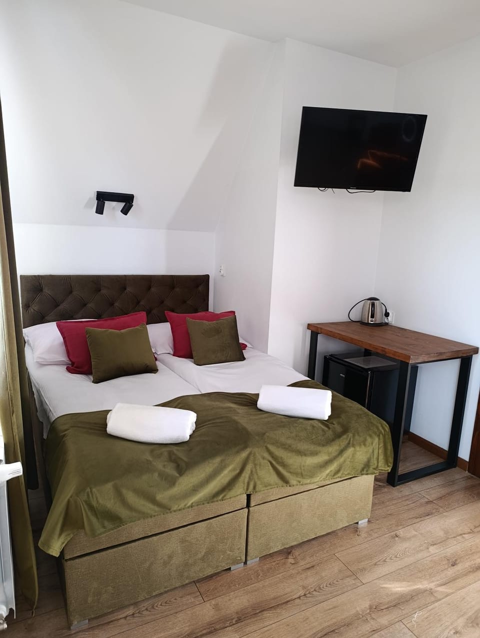 Bed, TV and multimedia, Photo of the whole room, Bedroom, towels