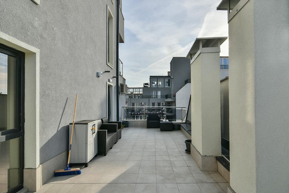 Property building, Day, Balcony/Terrace
