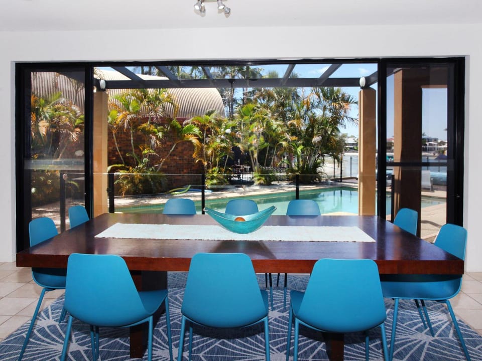 Dining area, Pool view