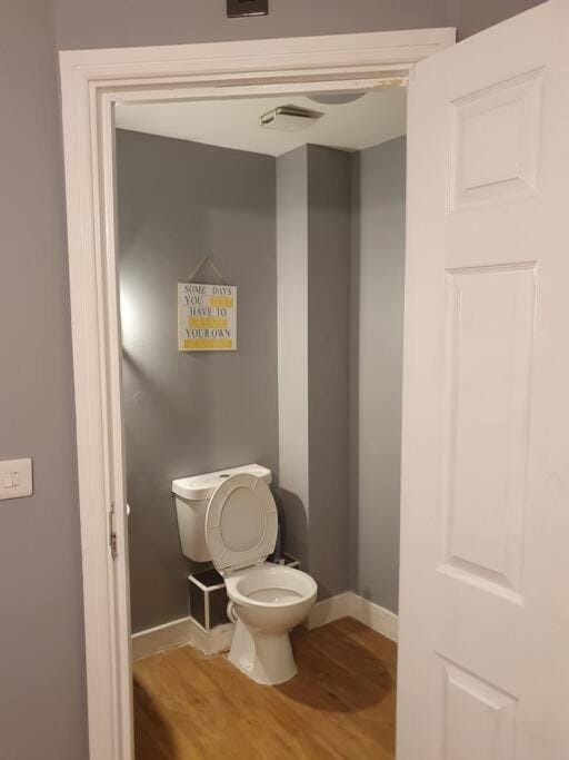 Home near Rugby Station for contractors and Work Commuters, 5 bedroom, Free Parking & Garden House in Rugby