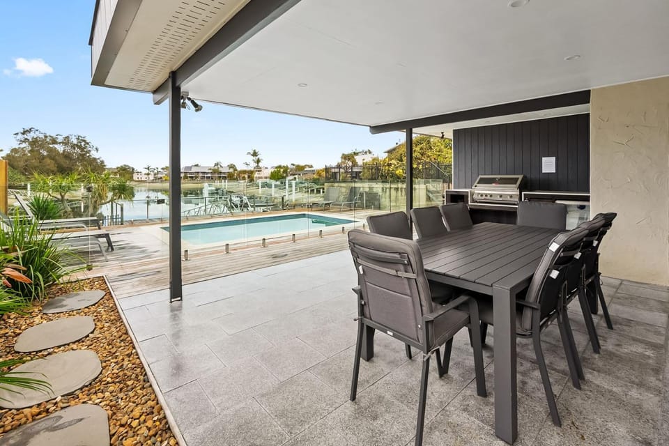 Waterfront house with pool and AC, sleep up to 11 guests House in Sunshine Coast