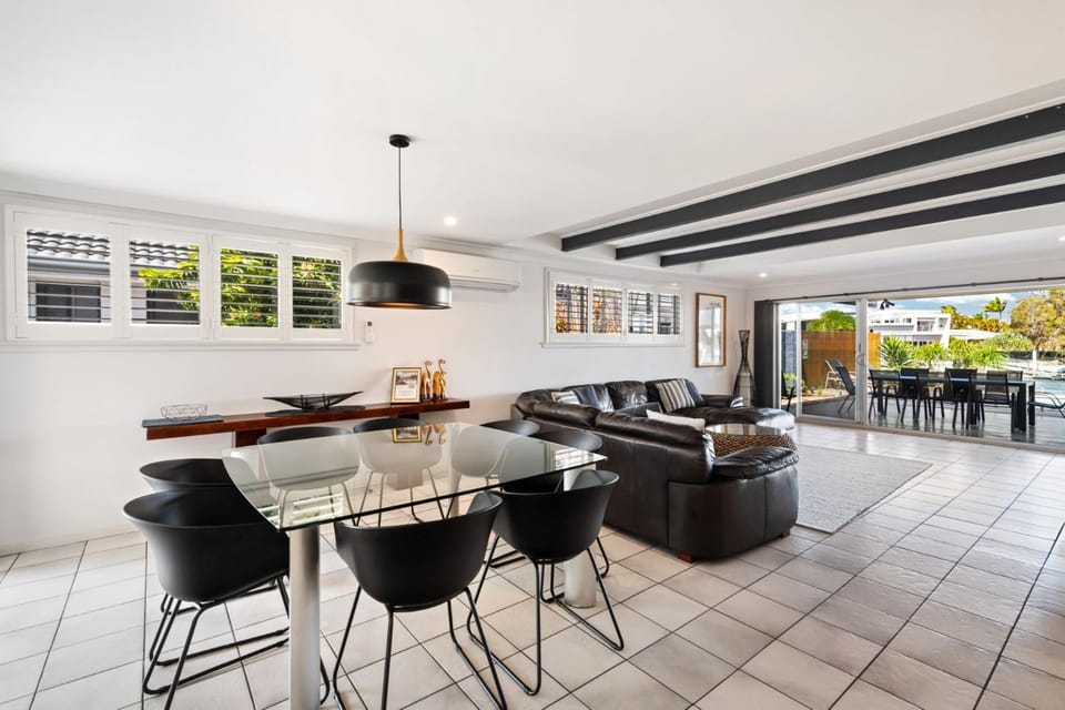 Waterfront house with pool and AC, sleep up to 11 guests House in Sunshine Coast