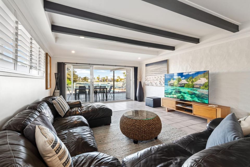 Waterfront house with pool and AC, sleep up to 11 guests House in Sunshine Coast