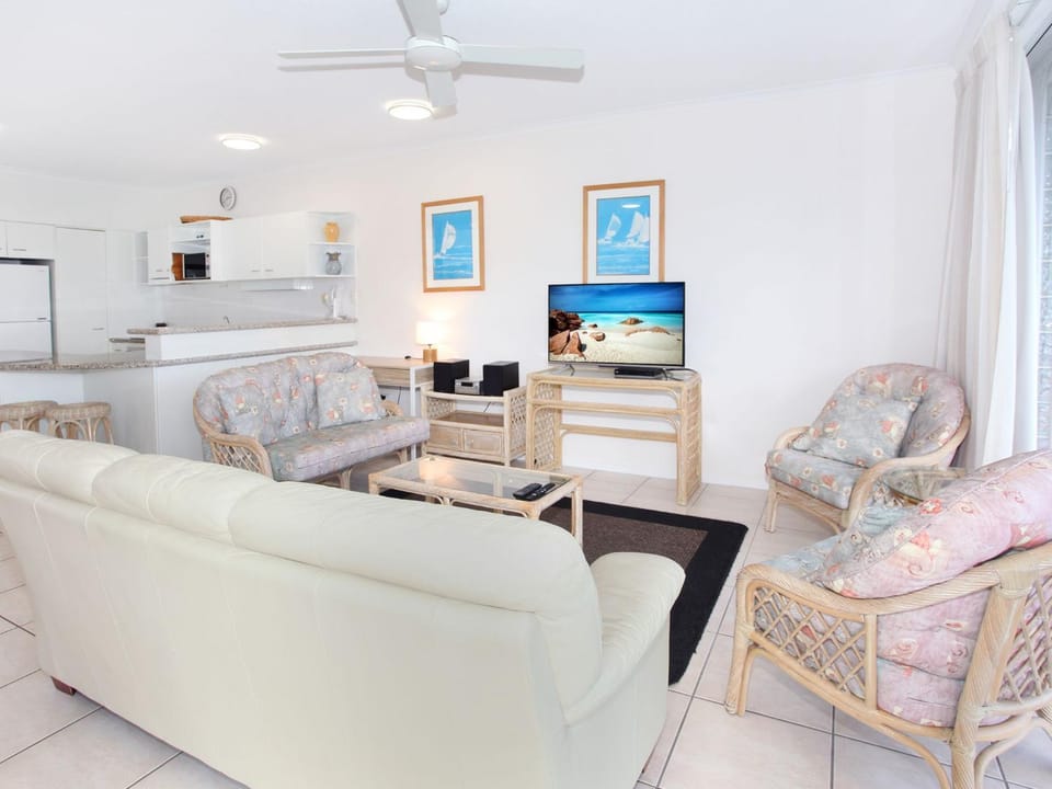 TV and multimedia, Living room, fireplace