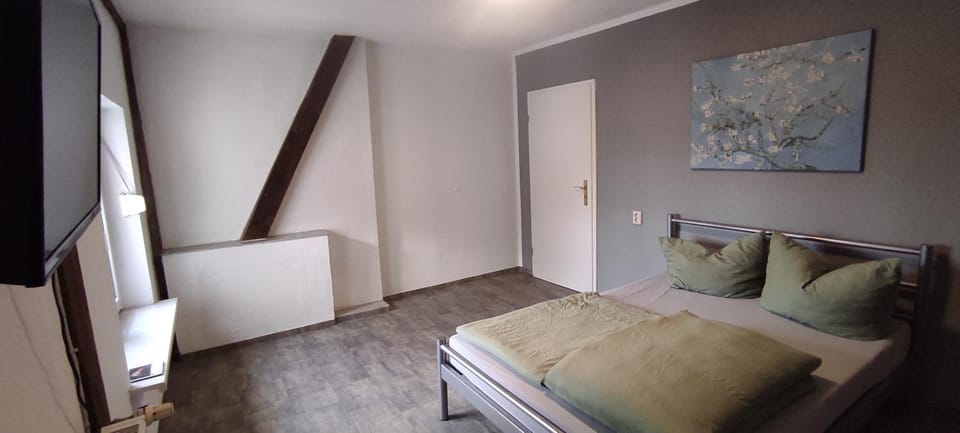 Bed, TV and multimedia, Bedroom
