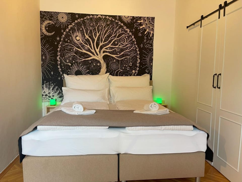 Bed, Photo of the whole room, Bedroom, towels