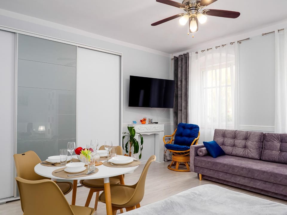 Communal lounge/ TV room, TV and multimedia, Living room, Seating area, Dining area, Evening entertainment, fireplace