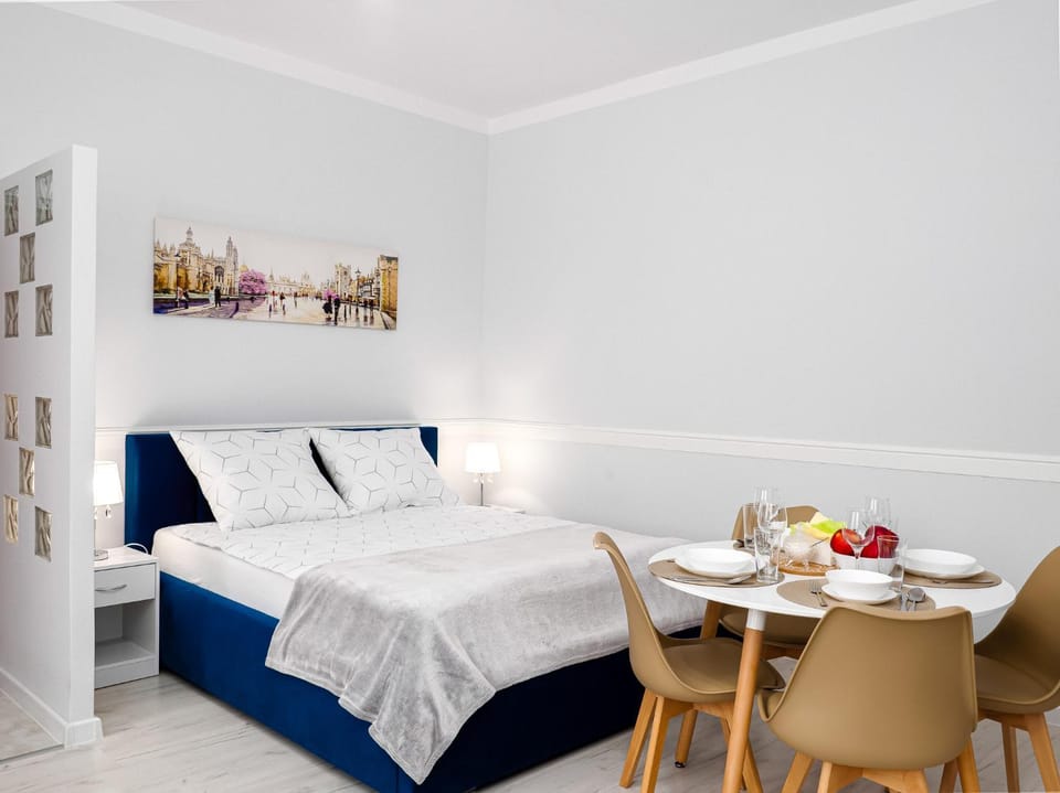 Bed, Living room, Photo of the whole room, Seating area, Dining area, Bedroom