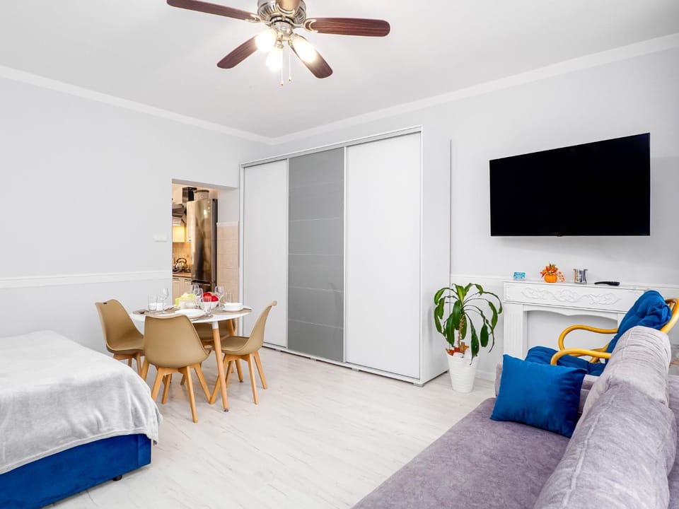 Communal lounge/ TV room, Bed, TV and multimedia, Living room, Photo of the whole room, Seating area, Dining area, Evening entertainment, Bedroom, fireplace