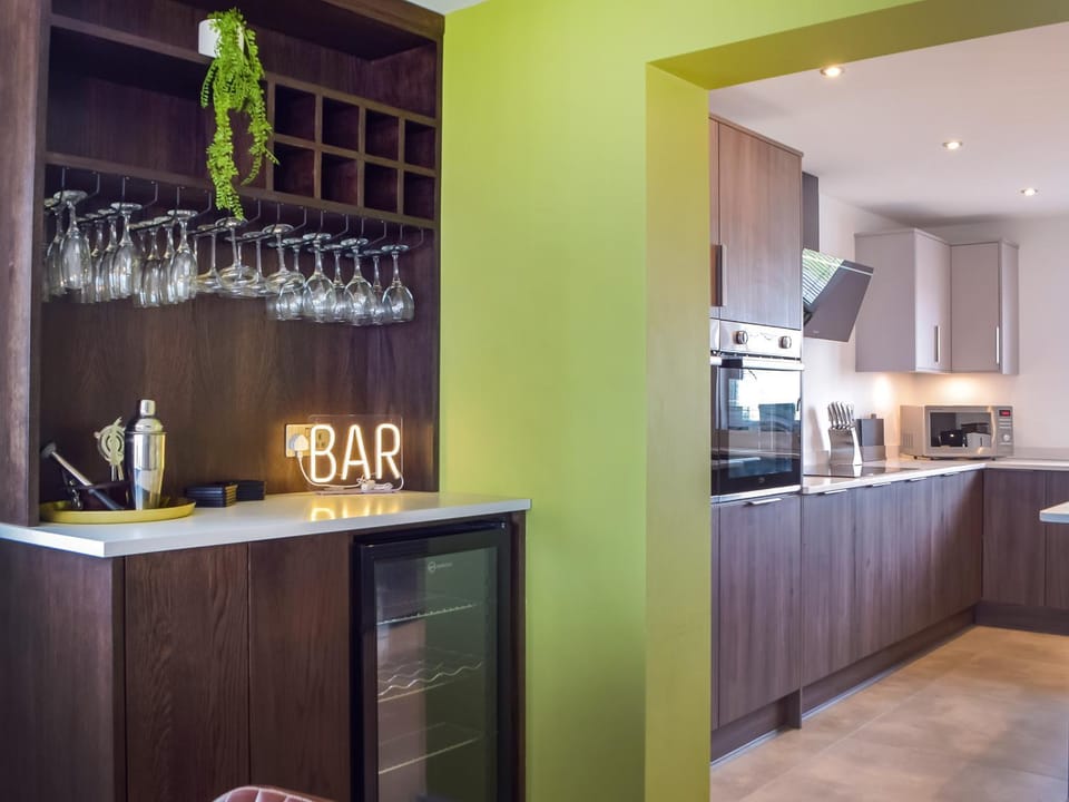 Kitchen or kitchenette, Dining area, minibar
