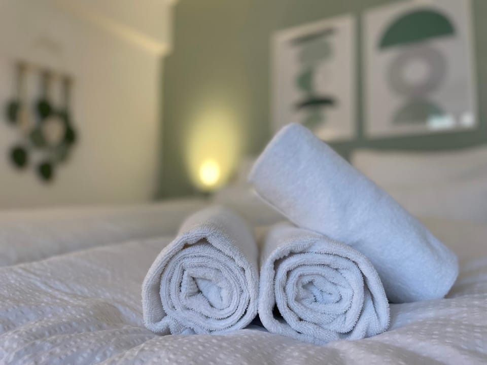 Bed, Bedroom, towels