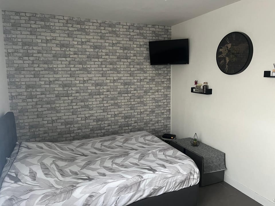 Bed, TV and multimedia, Photo of the whole room