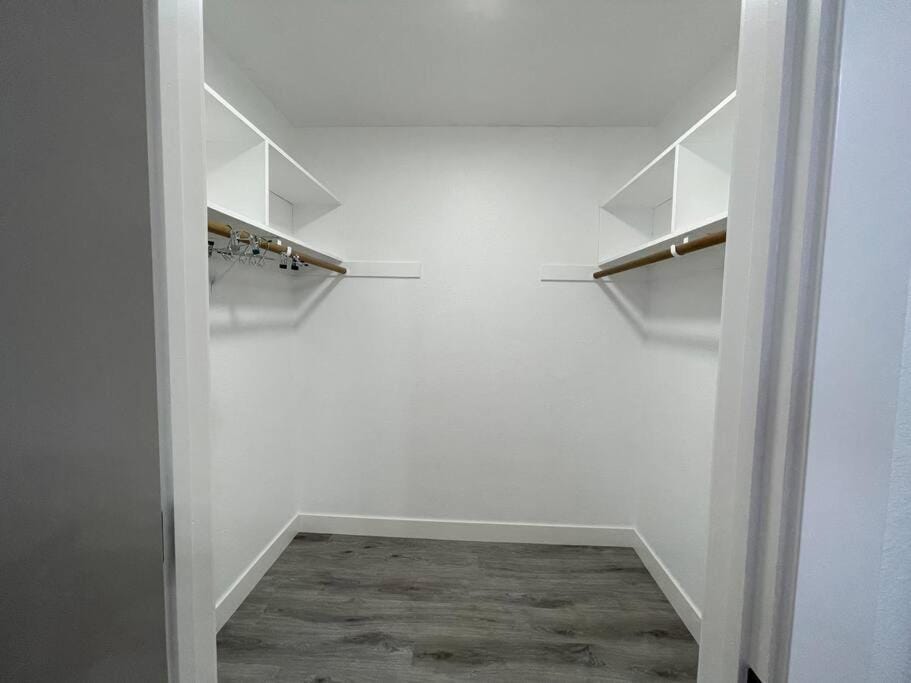 Entire Modern House with King bed & 65inTV House in Carmichael