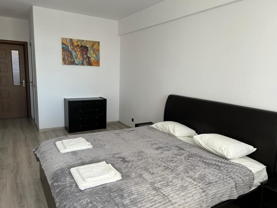Bed, Bedroom, towels