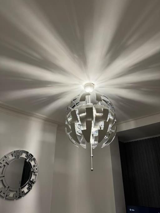 Contractors, Groups 4xBedRooms 5xDouble Beds, Close to City free parking sleeps x 10 WiFi ,Netflix,LGI Check Reviwz House in Leeds