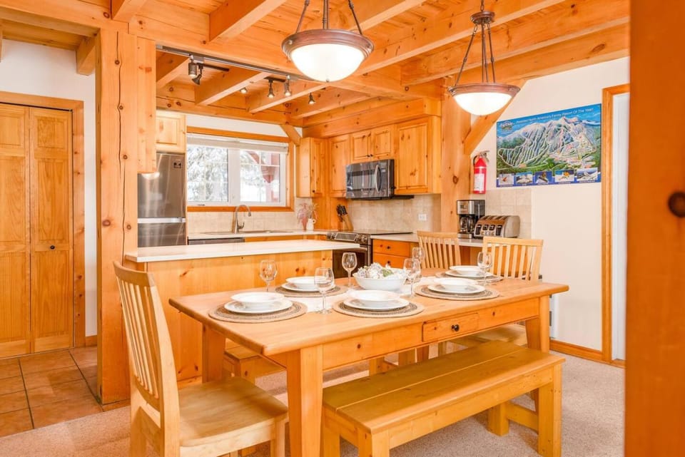 Alpine Timber Luxury Chalet w/Hot Tub Chalet in British Columbia