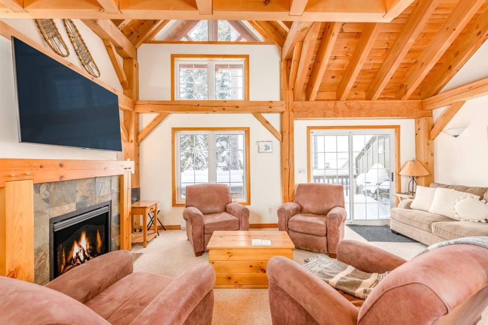 Alpine Timber Luxury Chalet w/Hot Tub Chalet in British Columbia
