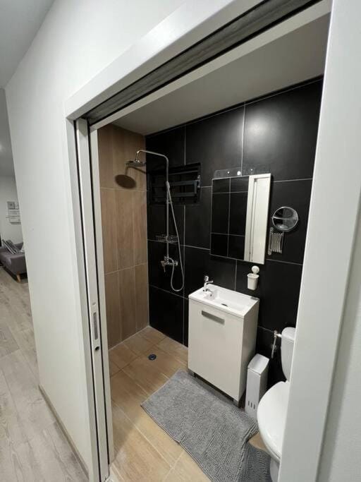 Shower, Toilet, Bathroom