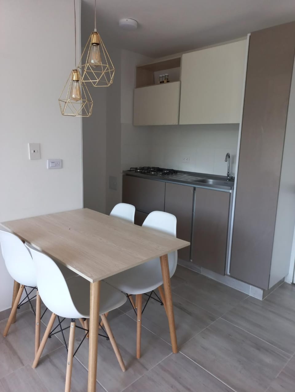 Kitchen or kitchenette, Dining area
