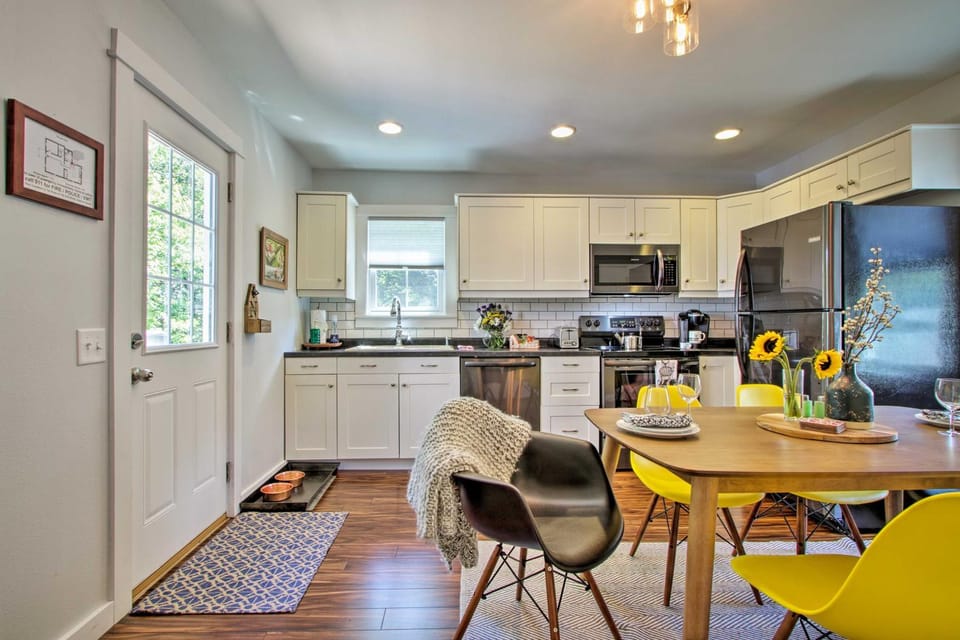 Kitchen or kitchenette, Dining area, dishwasher, minibar, pet friendly, stove