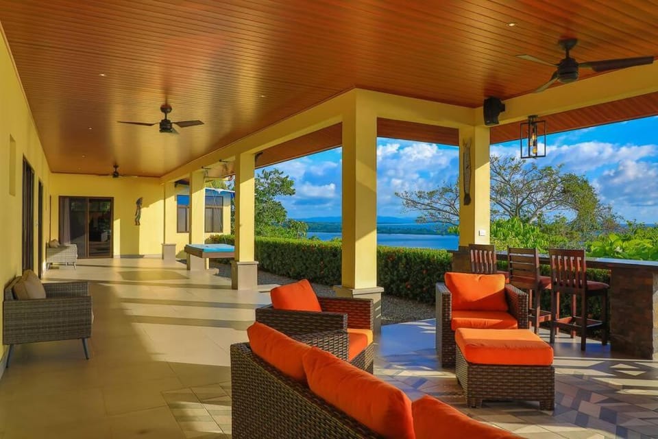 Ojochal Magnificent Ocean View House in Bahía Ballena