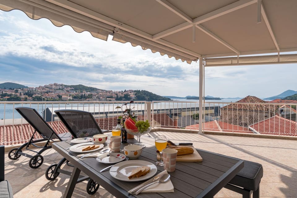 Patio, Natural landscape, Balcony/Terrace, Seating area, Sea view