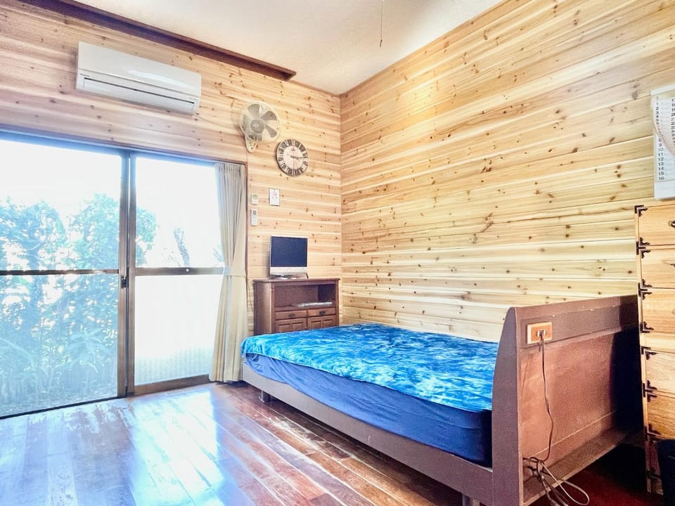 Bed, TV and multimedia, Photo of the whole room, Bedroom, air conditioner