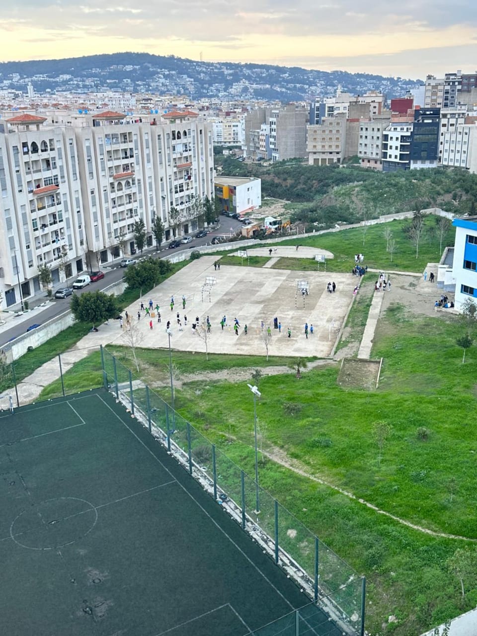Nearby landmark, People, Natural landscape, City view, Location, group of guests