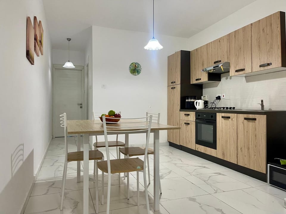 Kitchen or kitchenette, Dining area, minibar, pet friendly, stove, toaster