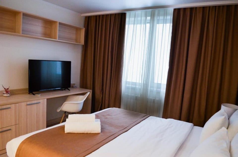 Bed, TV and multimedia, Photo of the whole room, Bedroom, hair dresser, towels
