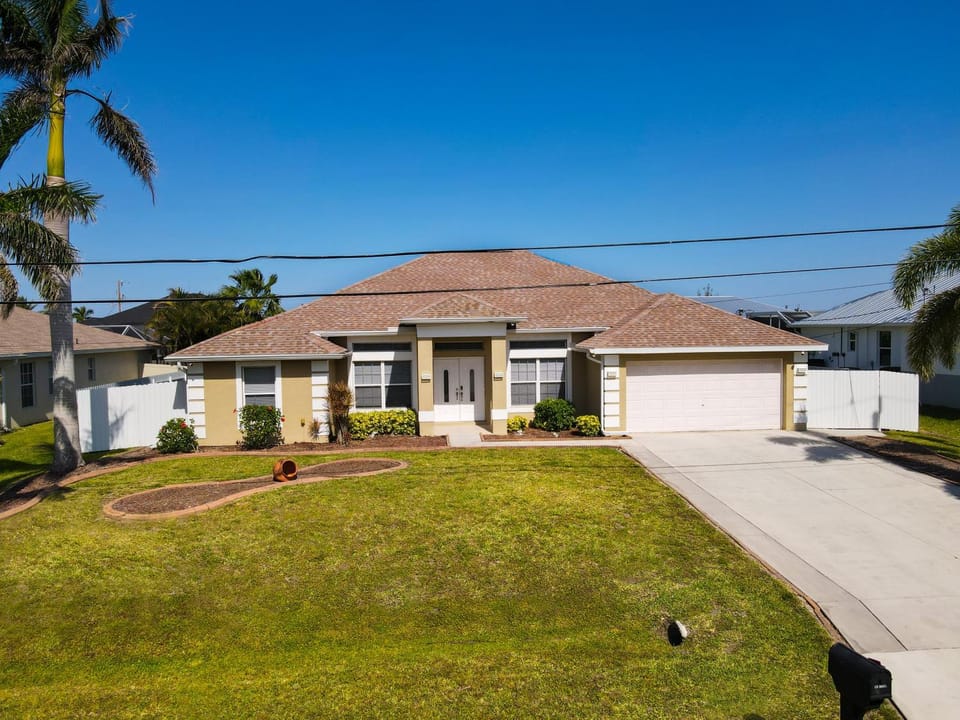 Property building, Neighbourhood, Garden, Garden view, Street view